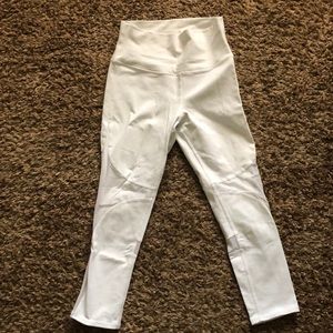 Alo yoga mid leg leggings.